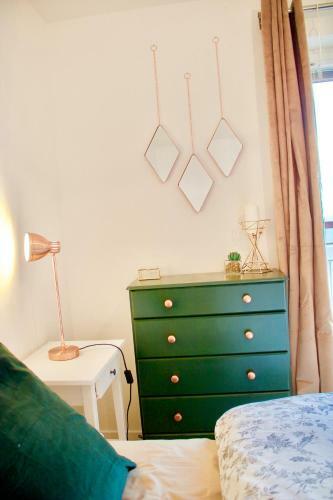 2 Bedroom Apartment With Free Parking Sleeps 4