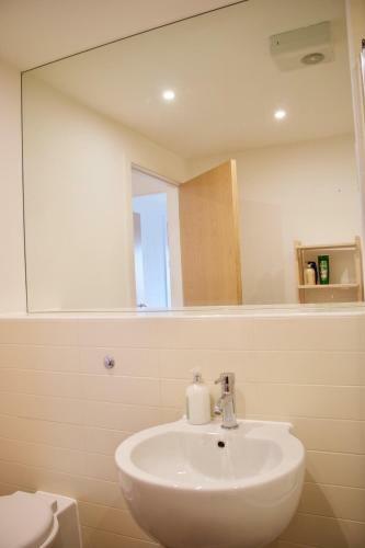 2 Bedroom Apartment With Free Parking Sleeps 4