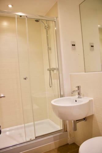 2 Bedroom Apartment With Free Parking Sleeps 4