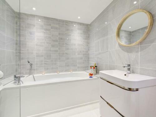 Modern Holiday Home In Hythe Kent With Terraces