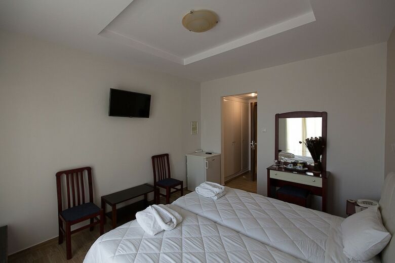 Hostal Flisvos Rooms