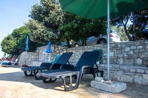 Apartments By The Sea Necujam, Solta - 11090