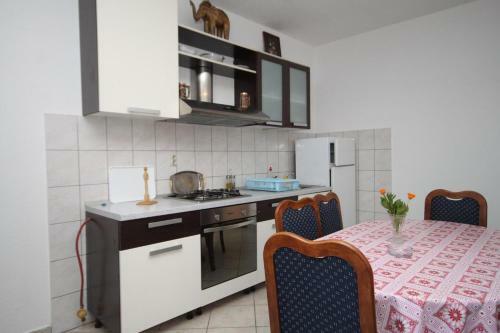 Apartments By The Sea Necujam, Solta - 8647