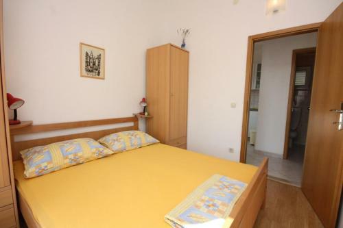 Apartments With A Parking Space Maslinica, Solta - 5184