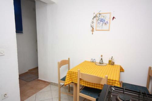 Apartments With A Parking Space Maslinica, Solta - 5184
