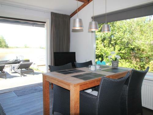 Scenic Lakeside Holiday Home In Kortenhoef