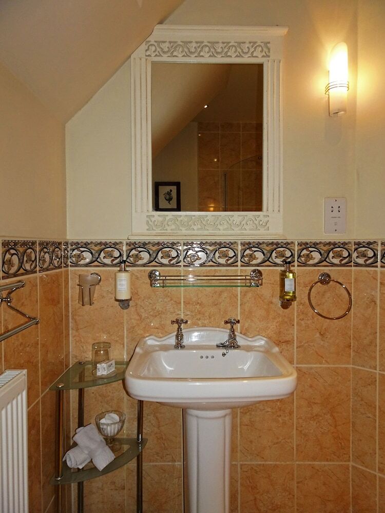 Hotel Storrs Gate House