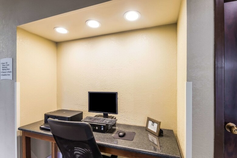 Hotel Quality Suites Milwaukee Airport