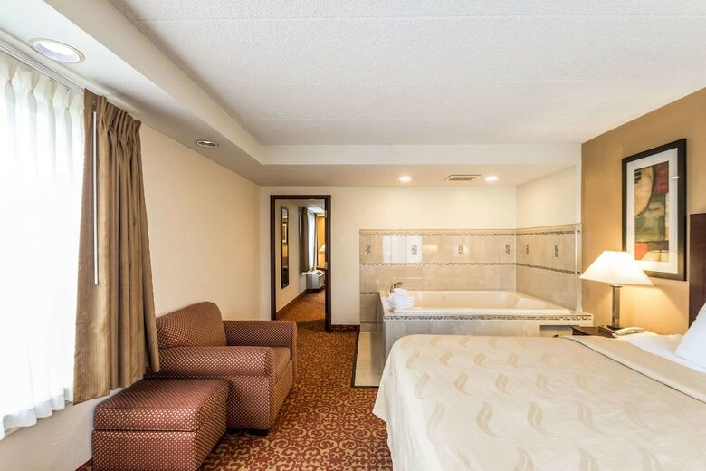 Hotel Quality Suites Milwaukee Airport
