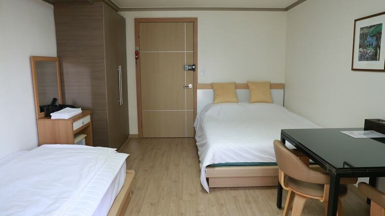 Hostal Grand Field Residence Hostel