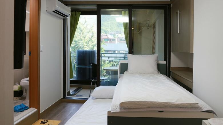Hostal Grand Field Residence Hostel