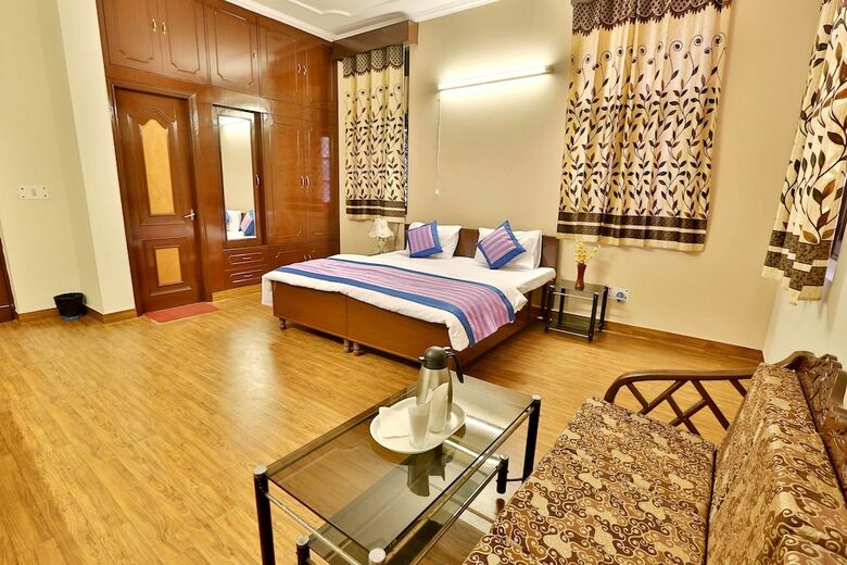 Oyo 402 Hotel Noida Residency