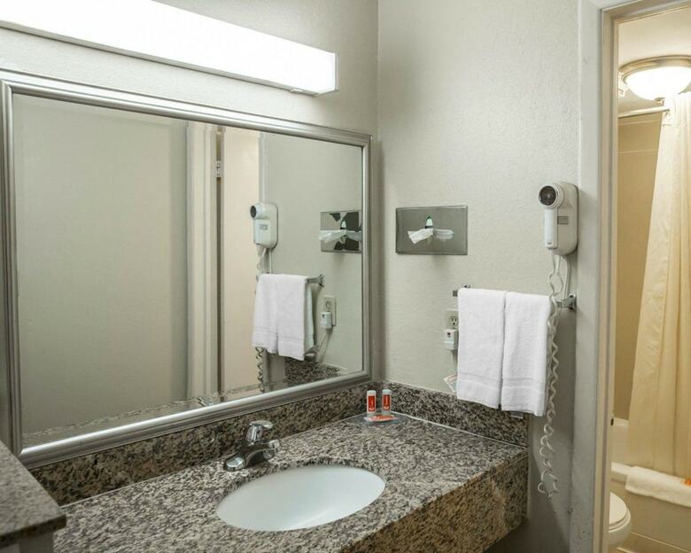 Hotel Econo Lodge North