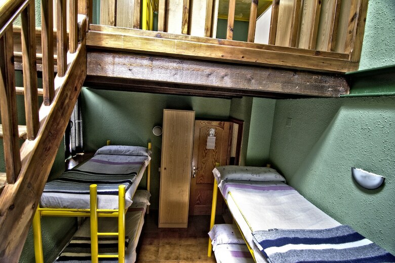 Hostal Albergue Juvenil De Bustiello