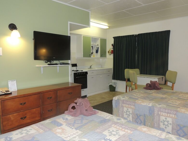 100 Mile Motel & Rv Park