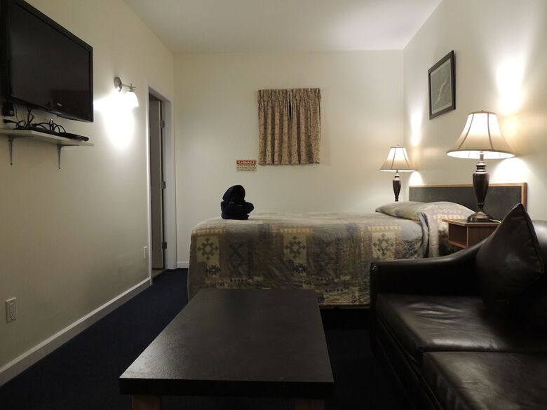 100 Mile Motel & Rv Park