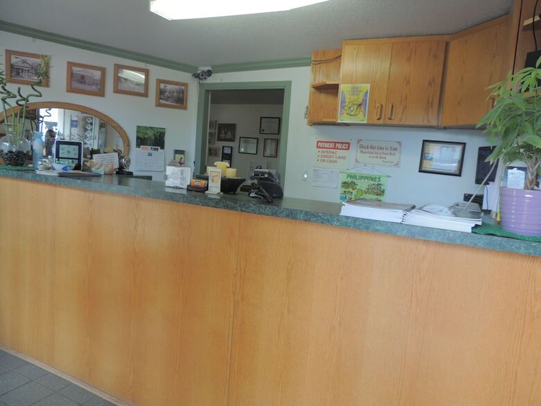 100 Mile Motel & Rv Park