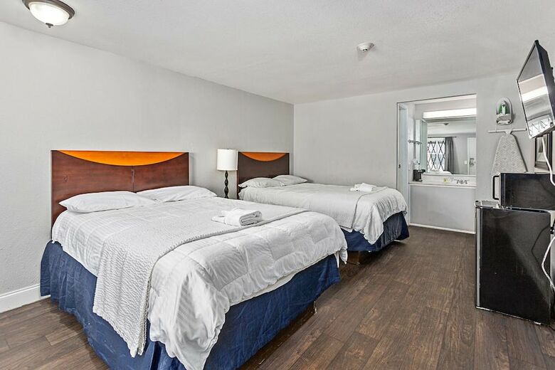 Hotel Golden Isles Inn & Suites