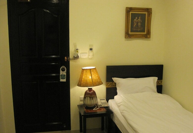 Hotel The Bang Khun Phrom Suites