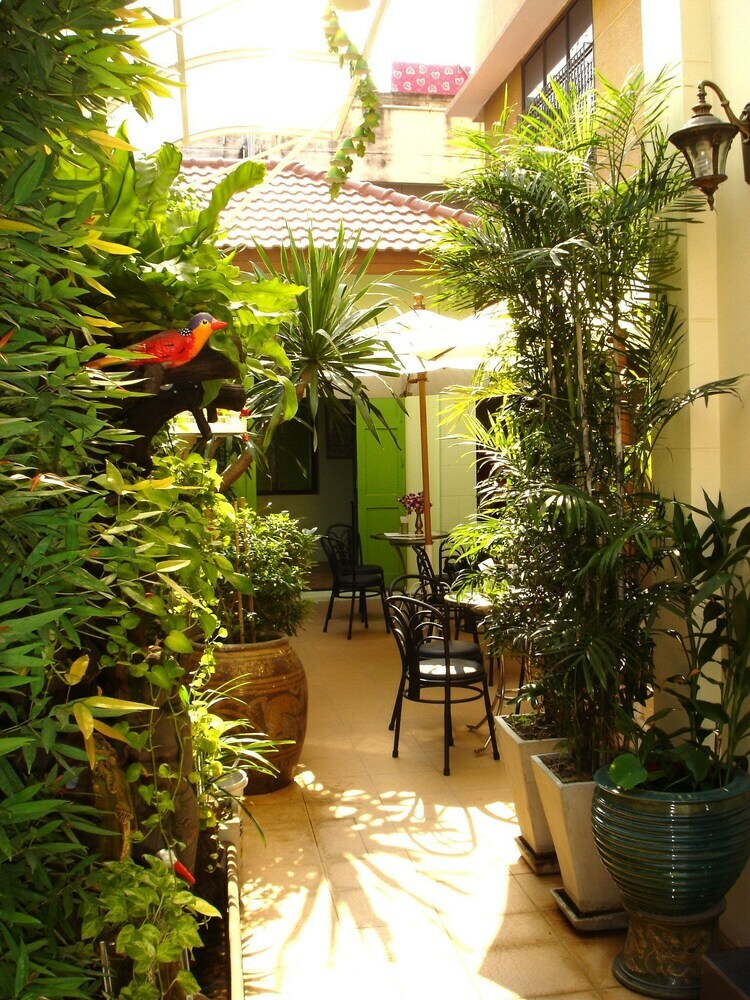 Hotel The Bang Khun Phrom Suites