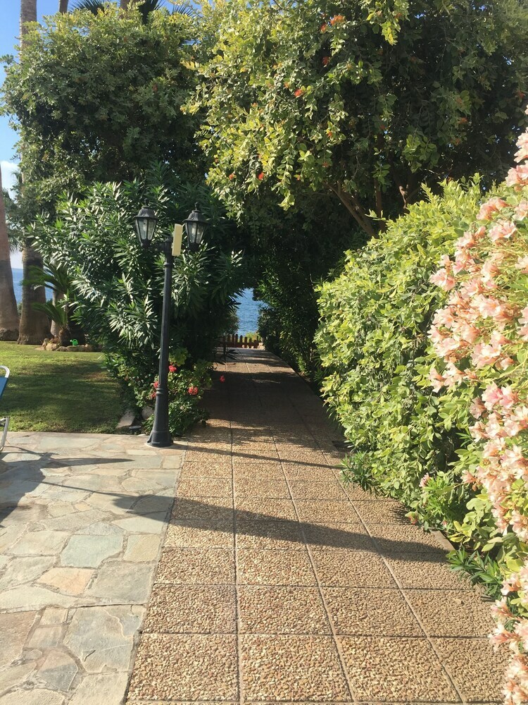 Rododafni Beach Apartments