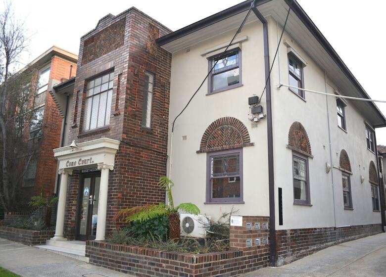 Hostal Como Court By Crest
