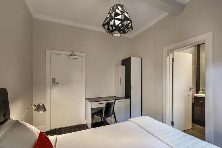 Hostal Como Court By Crest