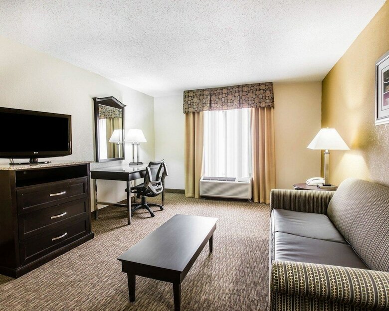 Hotel Quality Inn & Suites Airpark East