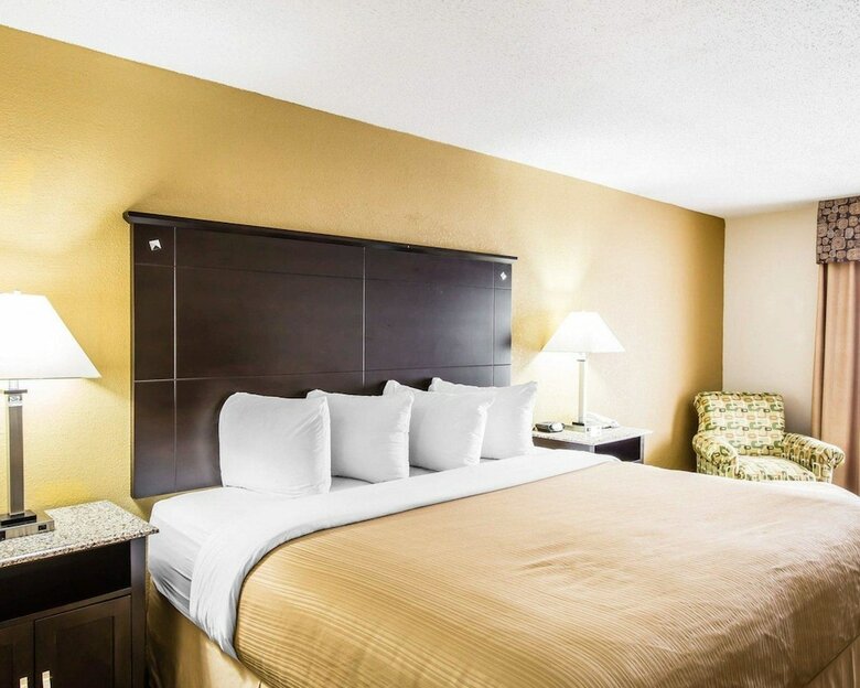 Hotel Quality Inn & Suites Airpark East