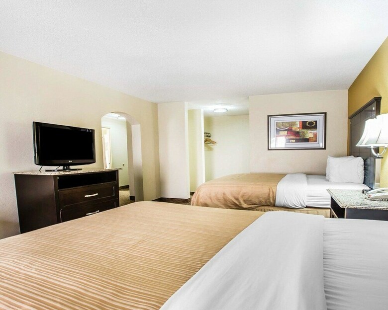 Hotel Quality Inn & Suites Airpark East