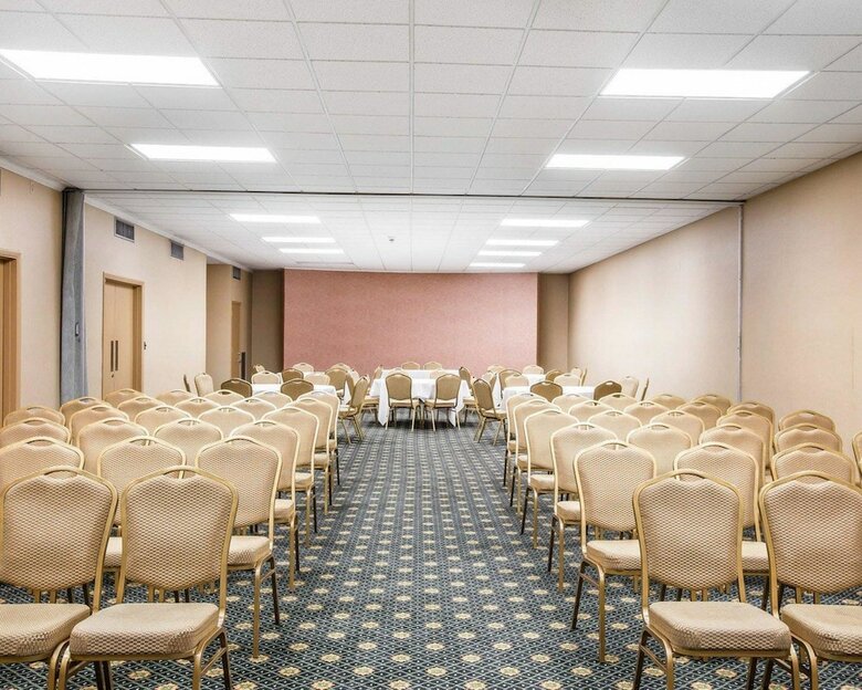 Hotel Quality Inn & Suites Airpark East