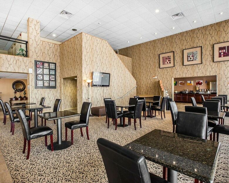 Hotel Quality Inn & Suites Airpark East