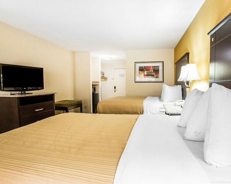 Hotel Quality Inn & Suites Airpark East