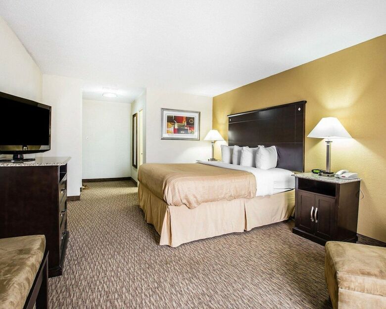 Hotel Quality Inn & Suites Airpark East