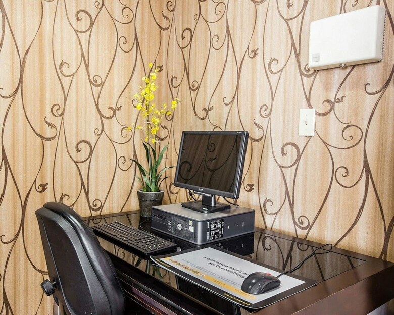 Hotel Quality Inn & Suites Airpark East