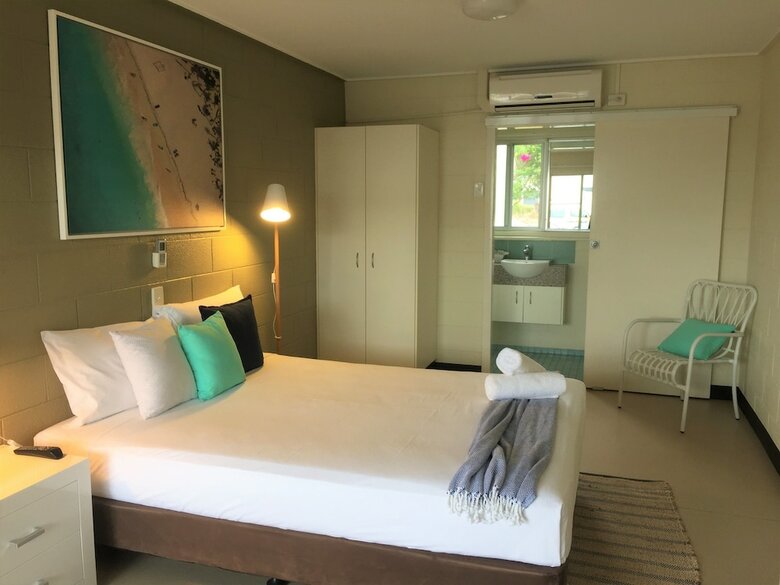Cardwell At The Beach (lyndock Motel)