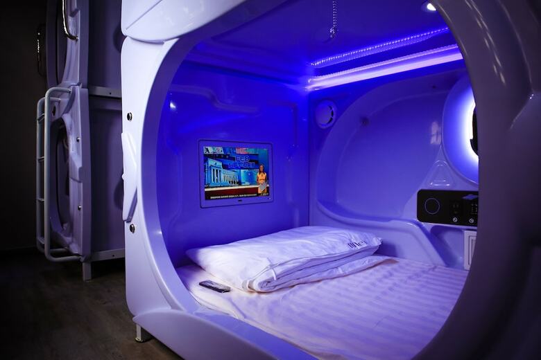 Met A Space Pod @ Boat Quay