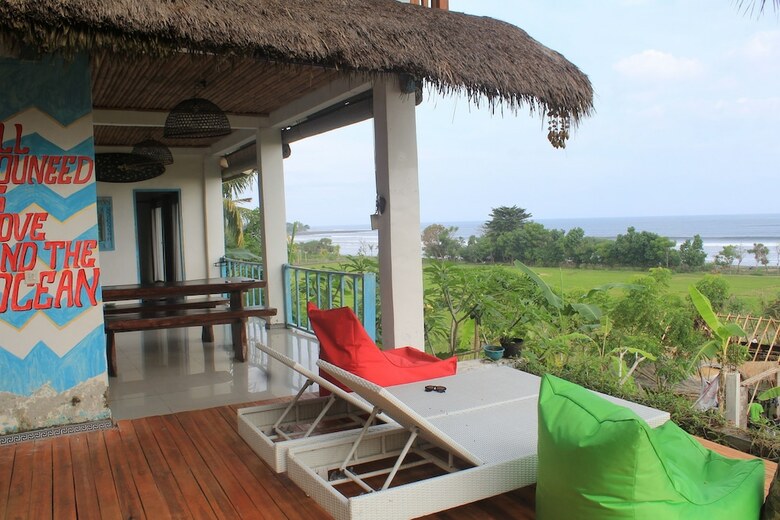 Hotel Dikaloha Medewi Surfcamp