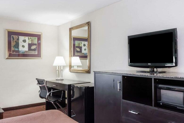 Howard Johnson Hotel By Wyndham Newark Airport