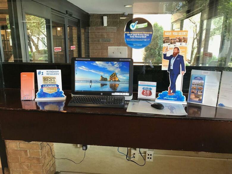Howard Johnson Hotel By Wyndham Newark Airport