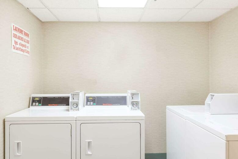 Howard Johnson Hotel By Wyndham Newark Airport