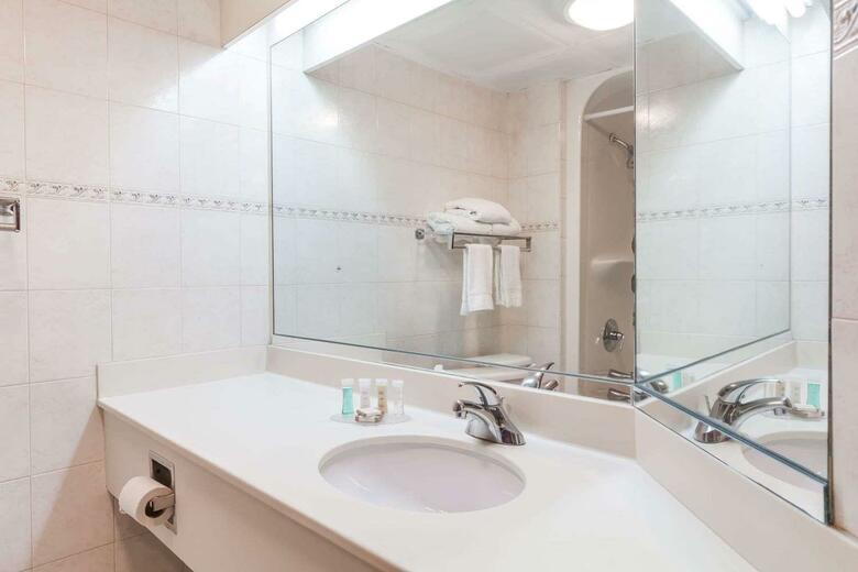 Howard Johnson Hotel By Wyndham Newark Airport
