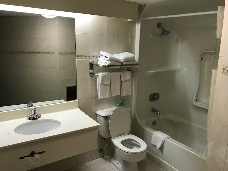 Howard Johnson Hotel By Wyndham Newark Airport