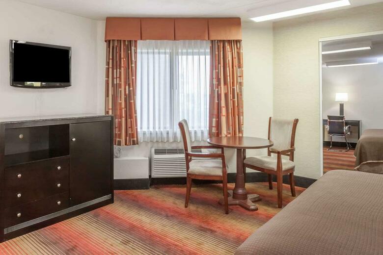Howard Johnson Hotel By Wyndham Newark Airport