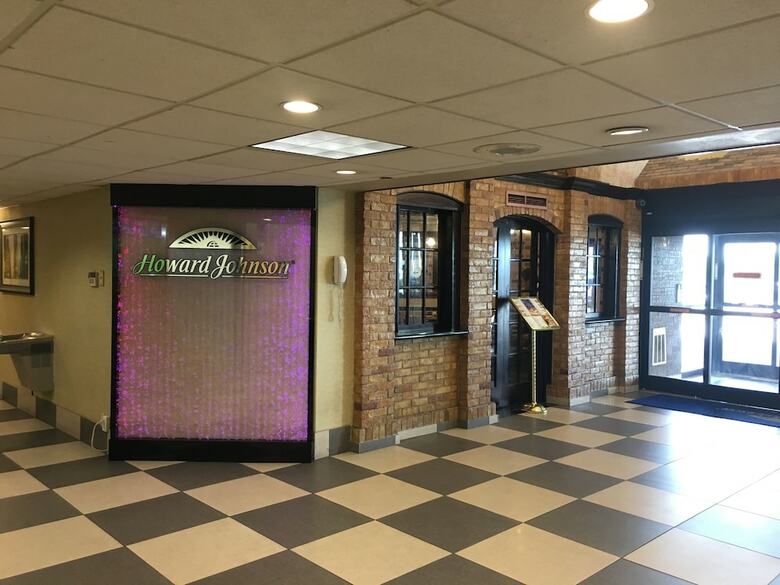 Howard Johnson Hotel By Wyndham Newark Airport