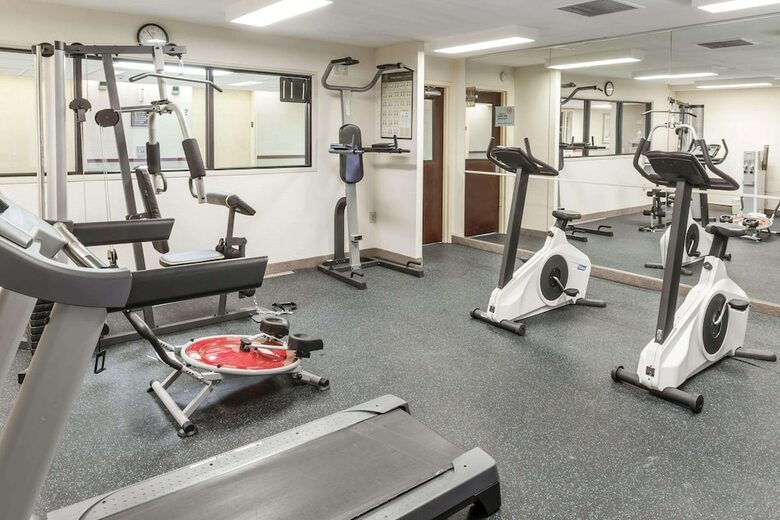 Howard Johnson Hotel By Wyndham Newark Airport