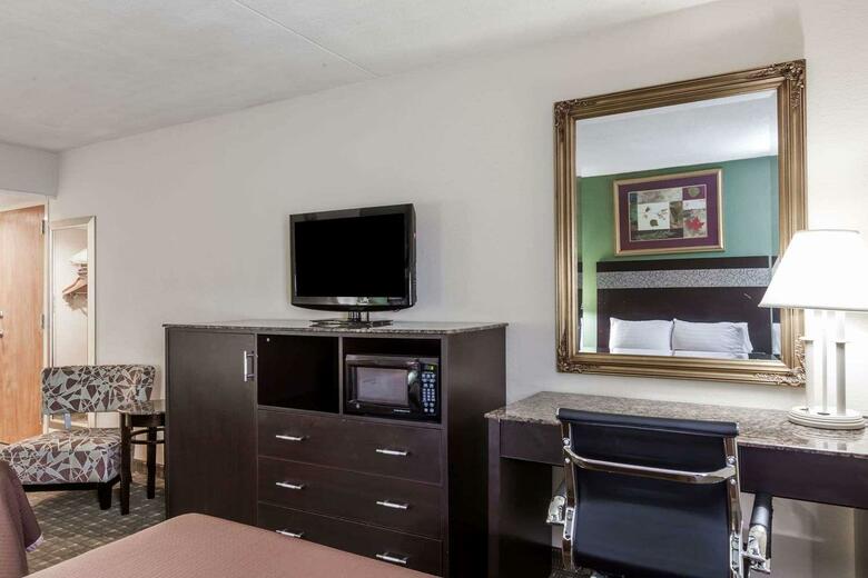 Howard Johnson Hotel By Wyndham Newark Airport