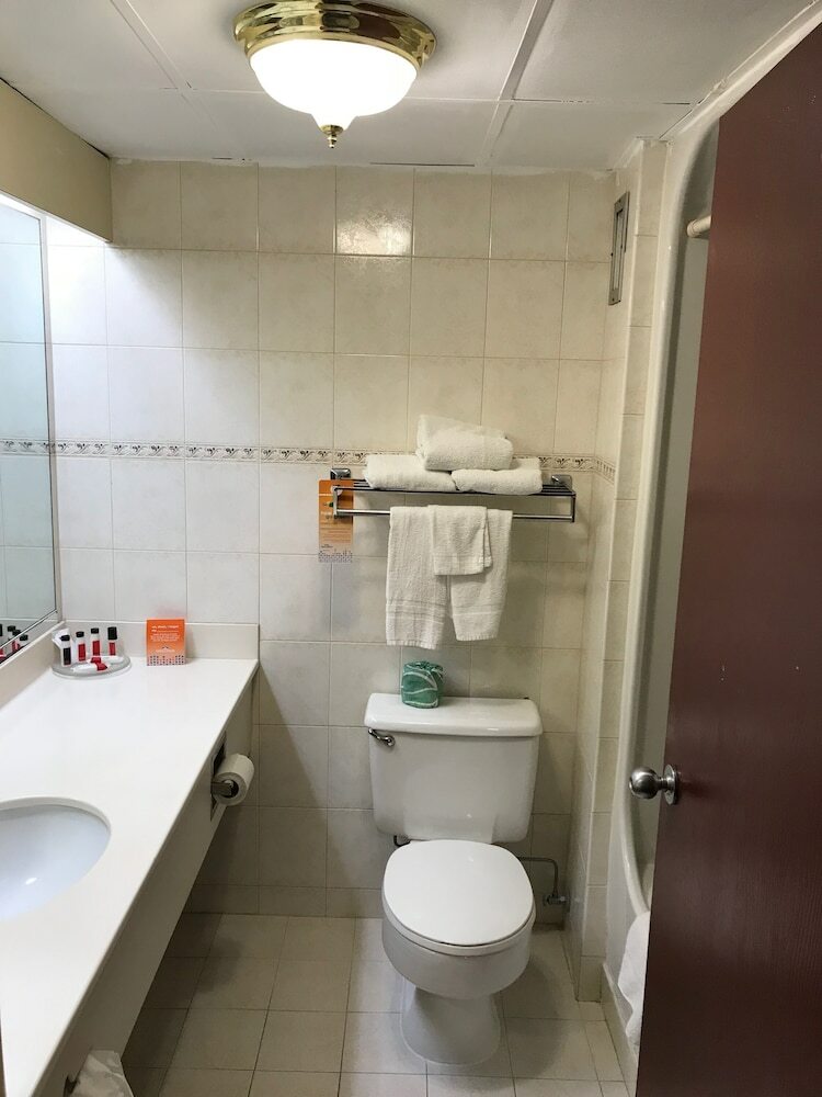 Howard Johnson Hotel By Wyndham Newark Airport