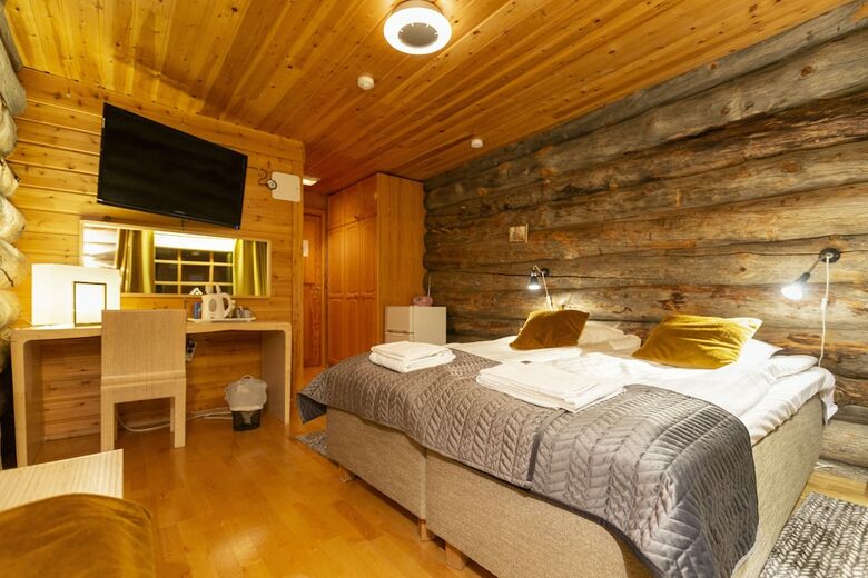 Hotel Log House Kuukkeli Teerenpes�