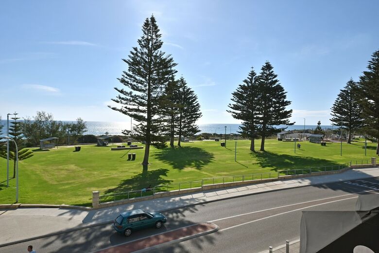 Aparthotel Mullaloo Beach Hotel & Apartments